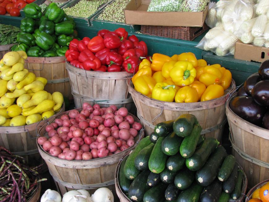 Fresh vegetables at a farmer&#039;s market