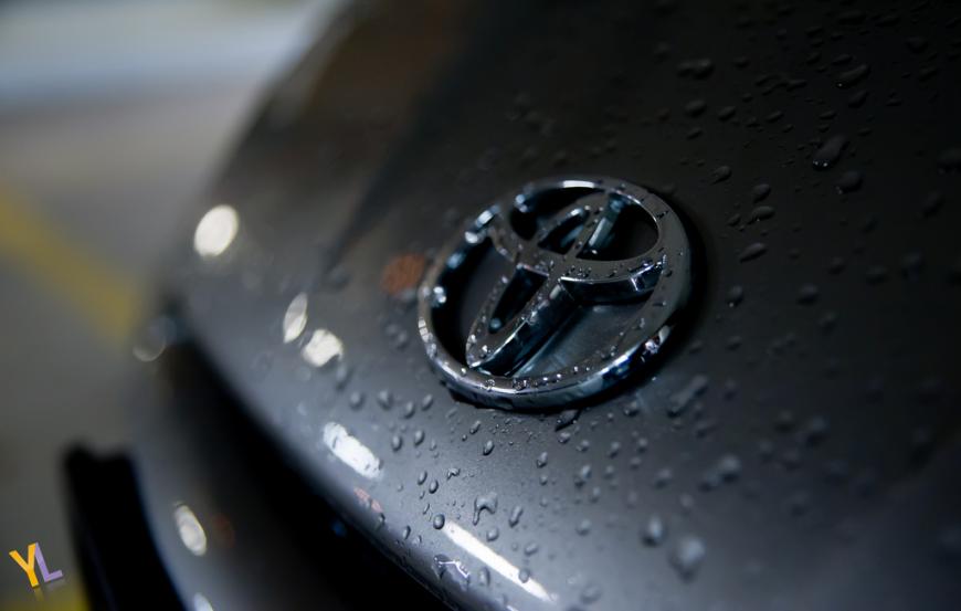 Toyota logo, hood of a car, condensation