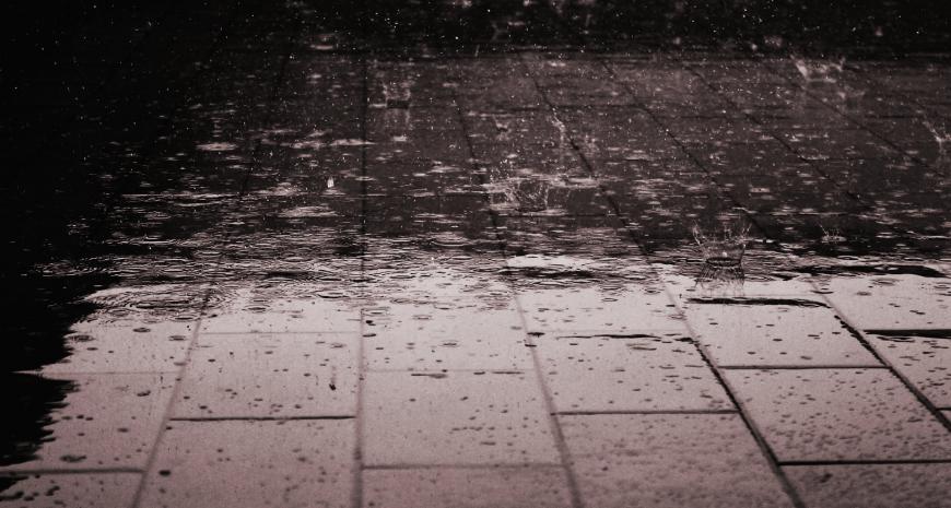 Rain drops falling on the ground
