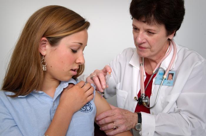 Nurse delivers a vaccination