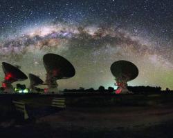 CSIRO&#039;s Compact Array in Australia is shown under the night lights of the Milky Way.