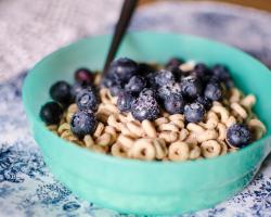 Breakfast cereal, Cheerios, with fresh blueberries