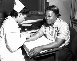 Nurse injects a woman&#039;s arm